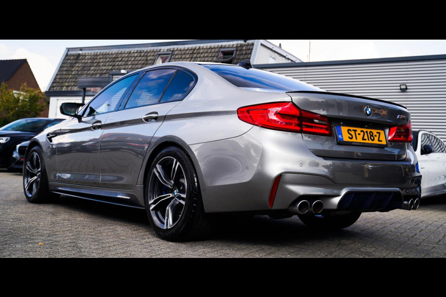 BMW 5 Serie M5 | Carbon | Harman/Kardon | Dealer onderhouden | Sfeerverlichting | Donington Grau | 600PK | NAP | Origineel NL |