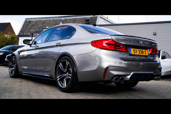 BMW 5 Serie M5 | Carbon | Harman/Kardon | Dealer onderhouden | Sfeerverlichting | Donington Grau | 600PK | NAP | Origineel NL |