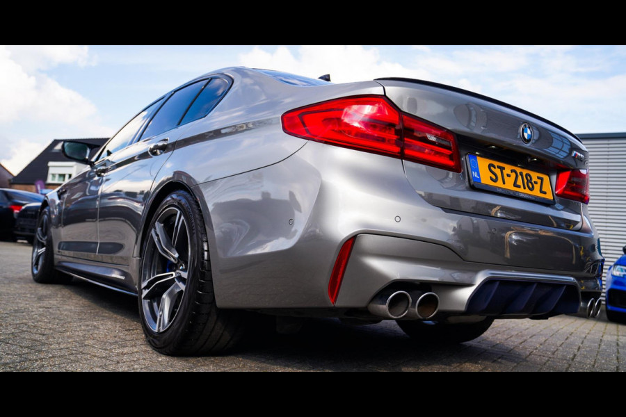 BMW 5 Serie M5 | Carbon | Harman/Kardon | Dealer onderhouden | Sfeerverlichting | Donington Grau | 600PK | NAP | Origineel NL |