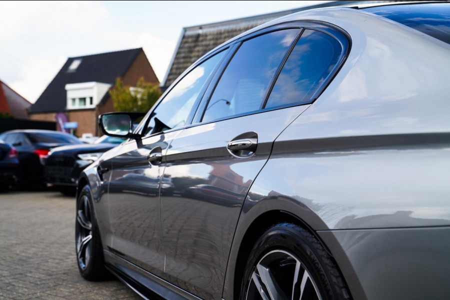 BMW 5 Serie M5 | Carbon | Harman/Kardon | Dealer onderhouden | Sfeerverlichting | Donington Grau | 600PK | NAP | Origineel NL |