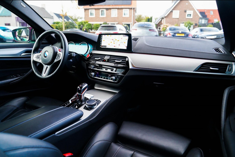 BMW 5 Serie M5 | Carbon | Harman/Kardon | Dealer onderhouden | Sfeerverlichting | Donington Grau | 600PK | NAP | Origineel NL |