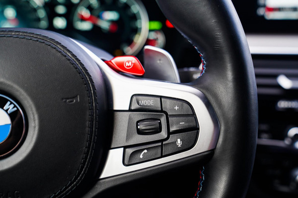 BMW 5 Serie M5 | Carbon | Harman/Kardon | Dealer onderhouden | Sfeerverlichting | Donington Grau | 600PK | NAP | Origineel NL |