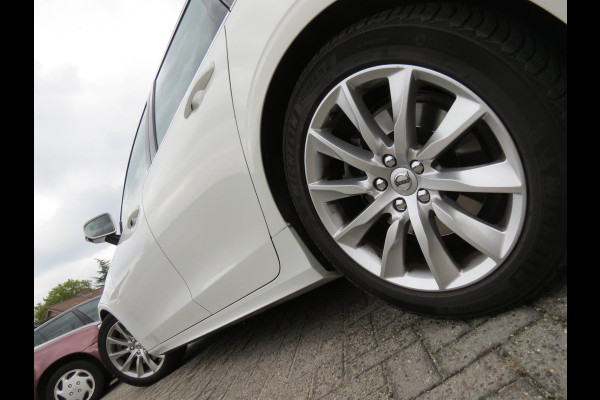 Volvo V90 2.0 T4 Momentum AUTOMAAT | DEALER ONDERHOUDEN | NIEUW DISTRIBUTIESET | MICHELIN BANDEN | VOL LEDER INTERIEUR |