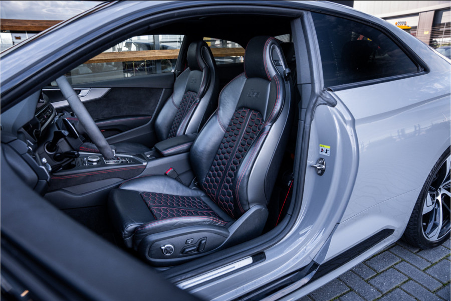 Audi RS5 Coupé 2.9 TFSI quattro - NL auto! l Panorama l Massage l 360cam Audi RS5 Coupé 2.9 TFSI quattro - NL auto! l Panorama l Massage l 360cam