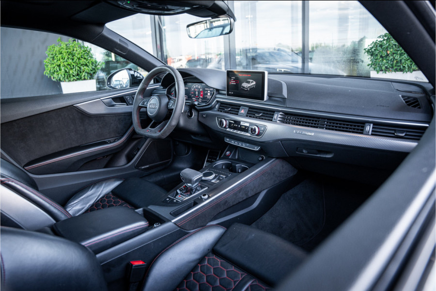 Audi RS5 Coupé 2.9 TFSI quattro - NL auto! l Panorama l Massage l 360cam Audi RS5 Coupé 2.9 TFSI quattro - NL auto! l Panorama l Massage l 360cam