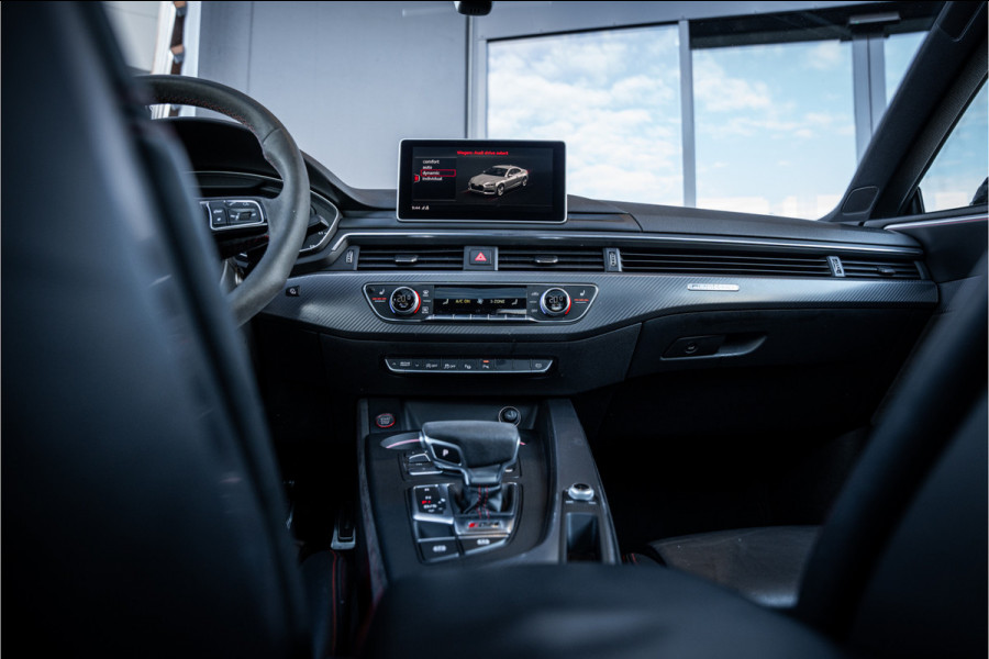 Audi RS5 Coupé 2.9 TFSI quattro - NL auto! l Panorama l Massage l 360cam Audi RS5 Coupé 2.9 TFSI quattro - NL auto! l Panorama l Massage l 360cam