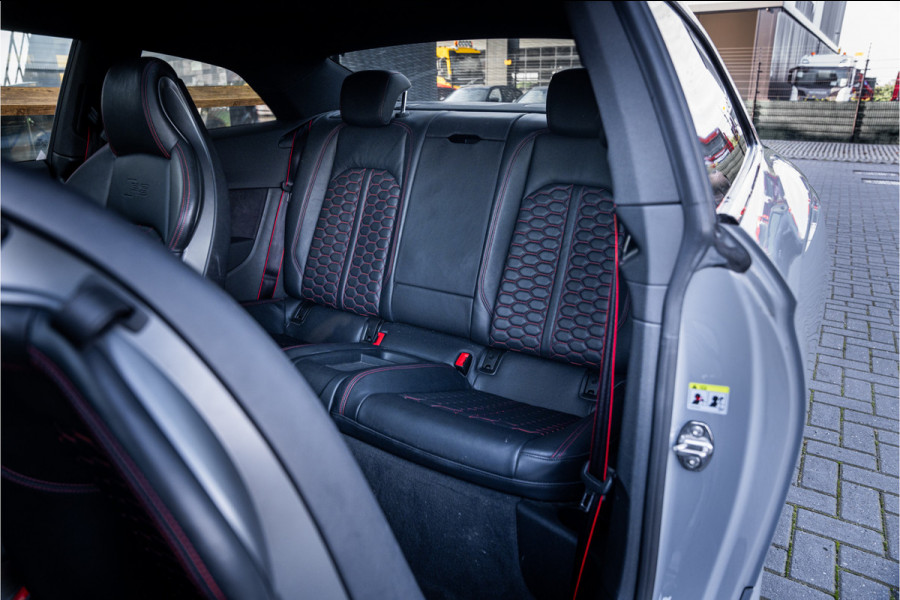 Audi RS5 Coupé 2.9 TFSI quattro - NL auto! l Panorama l Massage l 360cam Audi RS5 Coupé 2.9 TFSI quattro - NL auto! l Panorama l Massage l 360cam