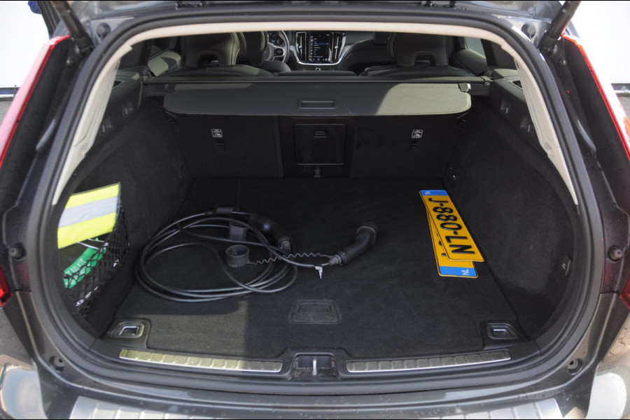 Volvo V60 T6 340PK Automaat Recharge AWD Inscription Trekhaak / Adaptieve cruise control /BLIS / Parkeersensoren met camera / Stoel - en stuurwielverwarming / Elektrische stoelen met geheugen / Getint glas / Apple carplay / Keyless entry / Elektrische achterklep Volvo V60 T6 340PK Automaat Recharge AWD Inscription Trekhaak / Adaptieve cruise control /BLIS / Parkeersensoren met camera / Stoel - en stuurwielverwarming / Elektrische stoelen met geheugen / Getint glas / Apple carplay / Keyless entry / Elektrische achterklep
