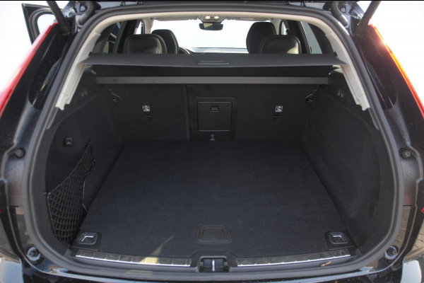 Volvo XC60 T6 350PK Automaat AWD Plus Dark / Adaptieve cruise control / Parkeersensoren met 360 camera / Stoel - en stuurwielverwarming / Elektrische stoelen met geheugen / Getint glas / Apple carplay / Keyless entry / Elektrische achterklep Volvo XC60 T6 350PK Automaat AWD Plus Dark / Adaptieve cruise control / Parkeersensoren met 360 camera / Stoel - en stuurwielverwarming / Elektrische stoelen met geheugen / Getint glas / Apple carplay / Keyless entry / Elektrische achterklep