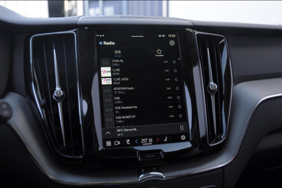Volvo XC60 T6 350PK Automaat AWD Plus Dark / Adaptieve cruise control / Parkeersensoren met 360 camera / Stoel - en stuurwielverwarming / Elektrische stoelen met geheugen / Getint glas / Apple carplay / Keyless entry / Elektrische achterklep Volvo XC60 T6 350PK Automaat AWD Plus Dark / Adaptieve cruise control / Parkeersensoren met 360 camera / Stoel - en stuurwielverwarming / Elektrische stoelen met geheugen / Getint glas / Apple carplay / Keyless entry / Elektrische achterklep