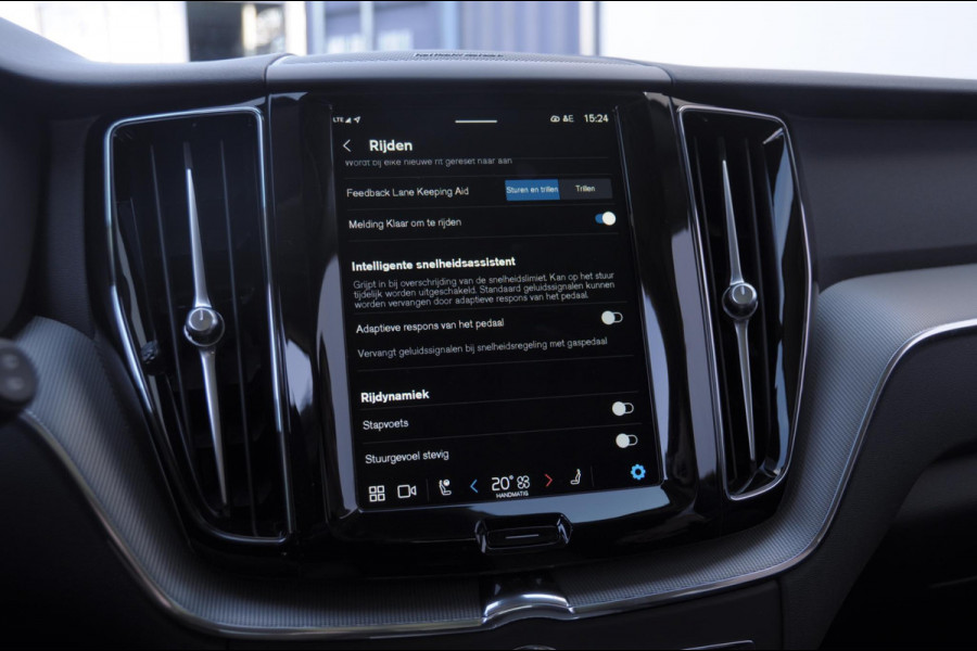 Volvo XC60 T6 350PK Automaat AWD Plus Dark / Adaptieve cruise control / Parkeersensoren met 360 camera / Stoel - en stuurwielverwarming / Elektrische stoelen met geheugen / Getint glas / Apple carplay / Keyless entry / Elektrische achterklep Volvo XC60 T6 350PK Automaat AWD Plus Dark / Adaptieve cruise control / Parkeersensoren met 360 camera / Stoel - en stuurwielverwarming / Elektrische stoelen met geheugen / Getint glas / Apple carplay / Keyless entry / Elektrische achterklep