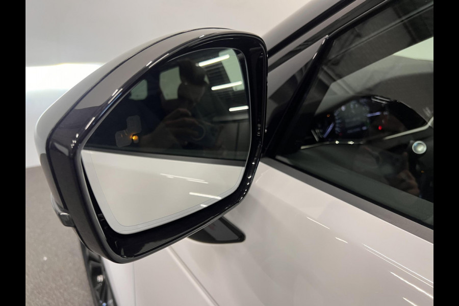 Land Rover Range Rover Evoque 1.5 P300e AWD R-Dynamic SE Panoramadak Navigatie Apple Carplay/Android Auto Camera Parkeersensoren Adaptive Cruise Control Dodehoek Assistent Elektrische achterklep Stoel- en stuurverwarming Memory stoelen Climate Control Ledverlichting