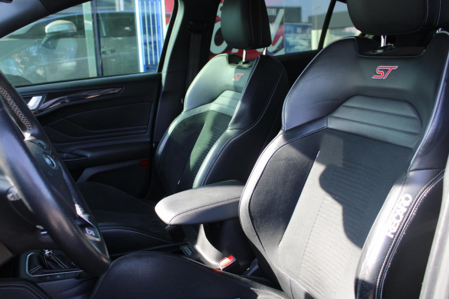 Ford Focus 2.3 EcoBoost ST-3 | Winterpack | Adaptieve Cruise Control | Camera | Privacy Glass | 19 INCH Lichtmetalen Velgen | DAB | B&O Sound Ford Focus 2.3 EcoBoost ST-3 | Winterpack | Adaptieve Cruise Control | Camera | Privacy Glass | 19 INCH Lichtmetalen Velgen | DAB | B&O Sound