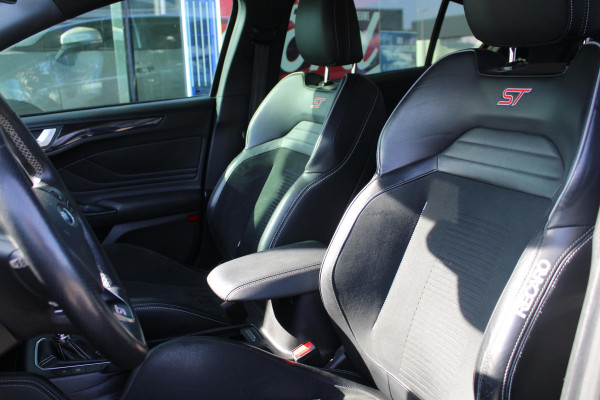 Ford Focus 2.3 EcoBoost ST-3 | Winterpack | Adaptieve Cruise Control | Camera | Privacy Glass | 19 INCH Lichtmetalen Velgen | DAB | B&O Sound Ford Focus 2.3 EcoBoost ST-3 | Winterpack | Adaptieve Cruise Control | Camera | Privacy Glass | 19 INCH Lichtmetalen Velgen | DAB | B&O Sound