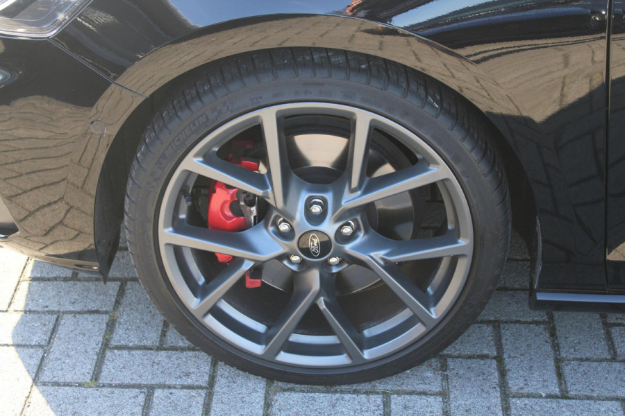 Ford Focus 2.3 EcoBoost ST-3 | Winterpack | Adaptieve Cruise Control | Camera | Privacy Glass | 19 INCH Lichtmetalen Velgen | DAB | B&O Sound Ford Focus 2.3 EcoBoost ST-3 | Winterpack | Adaptieve Cruise Control | Camera | Privacy Glass | 19 INCH Lichtmetalen Velgen | DAB | B&O Sound