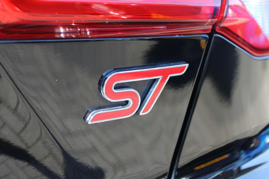 Ford Focus 2.3 EcoBoost ST-3 | Winterpack | Adaptieve Cruise Control | Camera | Privacy Glass | 19 INCH Lichtmetalen Velgen | DAB | B&O Sound Ford Focus 2.3 EcoBoost ST-3 | Winterpack | Adaptieve Cruise Control | Camera | Privacy Glass | 19 INCH Lichtmetalen Velgen | DAB | B&O Sound