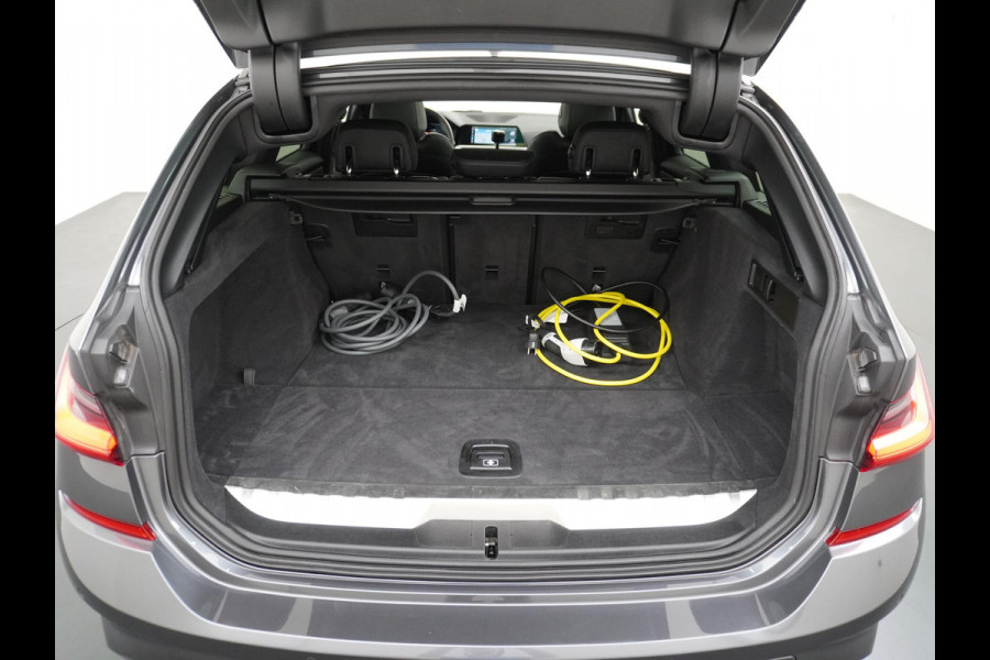 BMW 3 Serie Touring 330e High Executive M SPORT  DEALER ONDERHOUDEN | LASER LED | HRAMAN KARDON | PANORAMADAK BMW 3 Serie Touring 330e High Executive M SPORT  DEALER ONDERHOUDEN | LASER LED | HRAMAN KARDON | PANORAMADAK