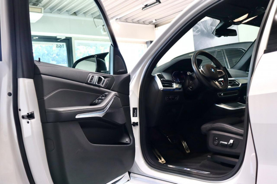 BMW X5 xDrive45e M Sport|PANO|22''|AKRA|AERO Body BMW X5 xDrive45e M Sport|PANO|22''|AKRA|AERO Body