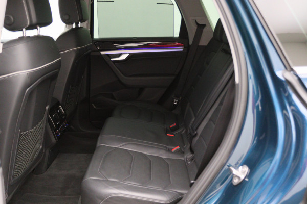 Volkswagen Touareg 3.0 TDI R-Line Automaat Luchtvering, Softclose, Leer, Head-Up, Memory, Stoelventilatie, 20" Volkswagen Touareg 3.0 TDI R-Line Automaat Luchtvering, Softclose, Leer, Head-Up, Memory, Stoelventilatie, 20"