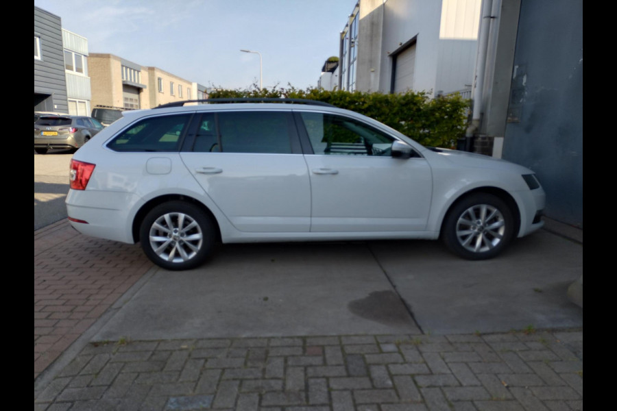 Škoda Octavia Combi 1.0 TSI Greentech Business Edition stoelverwarming Škoda Octavia Combi 1.0 TSI Greentech Business Edition stoelverwarming