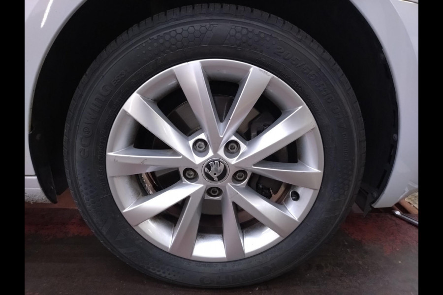 Škoda Octavia Combi 1.0 TSI Greentech Business Edition stoelverwarming Škoda Octavia Combi 1.0 TSI Greentech Business Edition stoelverwarming