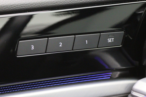 Volkswagen Touareg 3.0 TDI R-Line Automaat Luchtvering, Softclose, Leer, Head-Up, Memory, Stoelventilatie, 20" Volkswagen Touareg 3.0 TDI R-Line Automaat Luchtvering, Softclose, Leer, Head-Up, Memory, Stoelventilatie, 20"