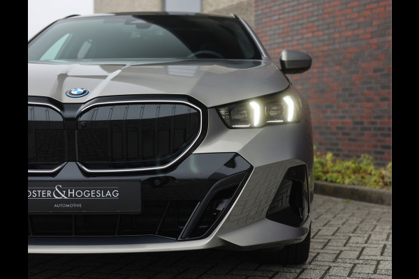 BMW 5 Serie Touring 550e xDrive | M Sport Pro - Pano - Trekhaak BMW 5 Serie Touring 550e xDrive | M Sport Pro - Pano - Trekhaak