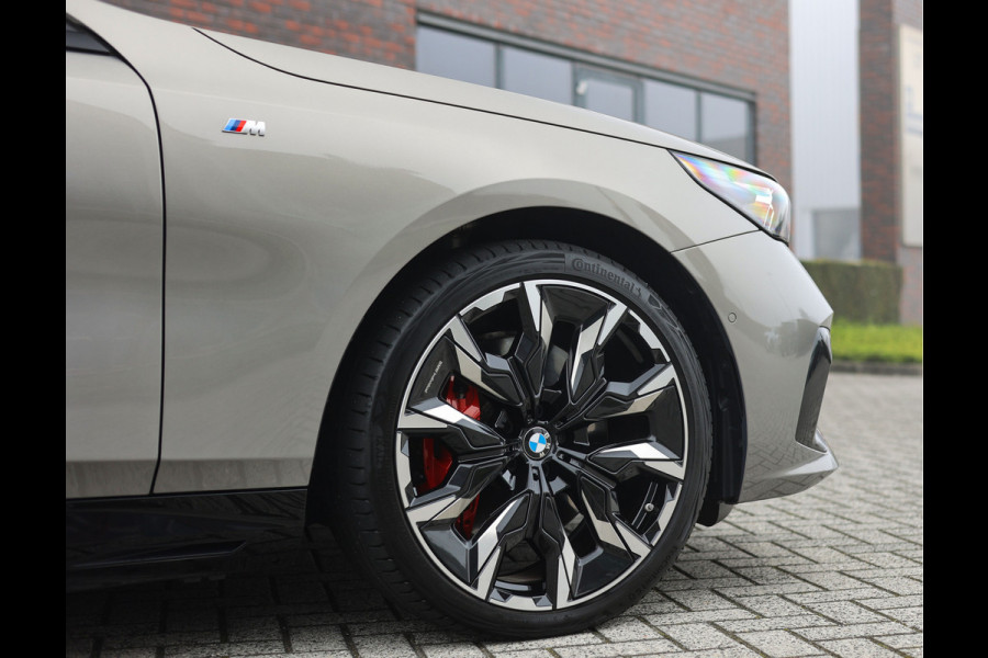BMW 5 Serie Touring 550e xDrive | M Sport Pro - Pano - Trekhaak BMW 5 Serie Touring 550e xDrive | M Sport Pro - Pano - Trekhaak
