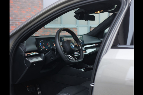BMW 5 Serie Touring 550e xDrive | M Sport Pro - Pano - Trekhaak BMW 5 Serie Touring 550e xDrive | M Sport Pro - Pano - Trekhaak