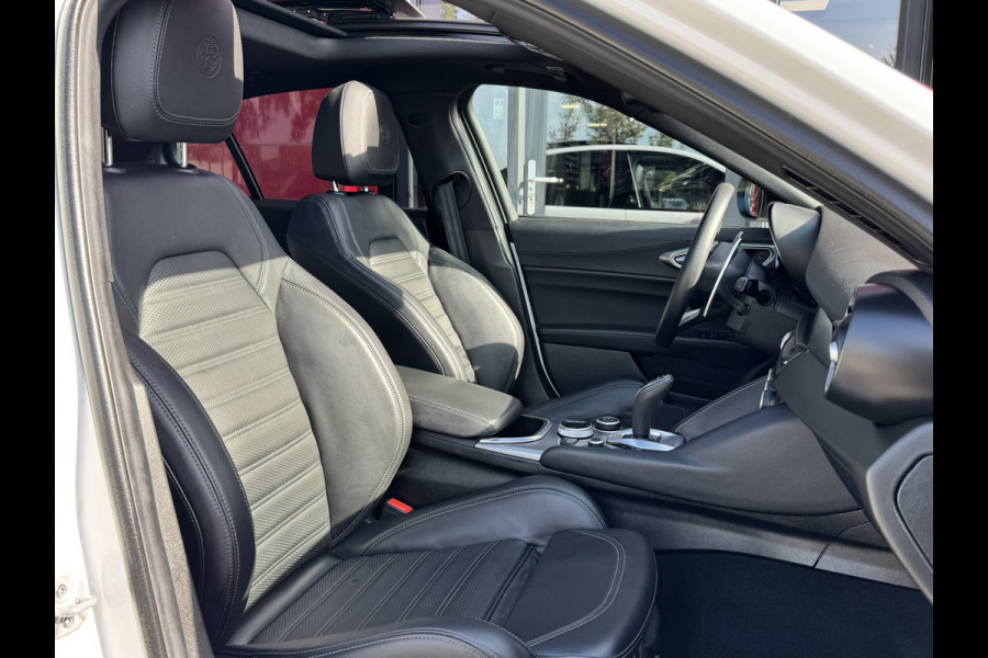 Alfa Romeo Giulia 2.0 T GME AWD Veloce | 19" Velgen | Panoramadak | Adas 2 | Carplay en Android Alfa Romeo Giulia 2.0 T GME AWD Veloce | 19" Velgen | Panoramadak | Adas 2 | Carplay en Android