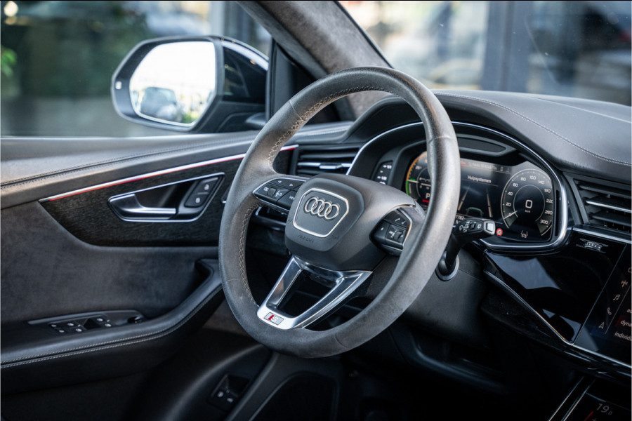 Audi Q8 60 TFSI e quattro Competition S-Line l RS Seat l Panorama l Massage l Softclose Audi Q8 60 TFSI e quattro Competition S-Line l RS Seat l Panorama l Massage l Softclose