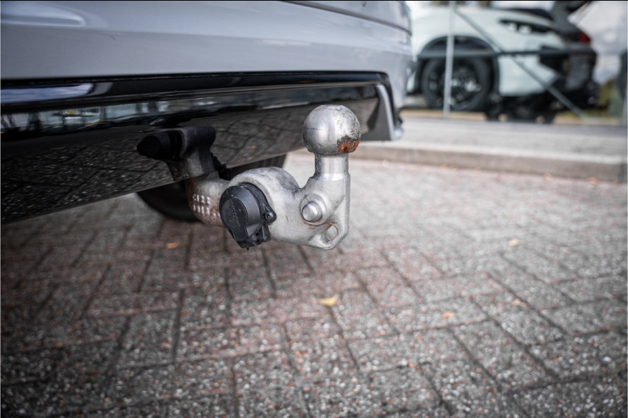 Volvo XC60 2.0 T6 Plug-in hybrid AWD Plus Dark ** Trekhaak ** Panodak ** H/K