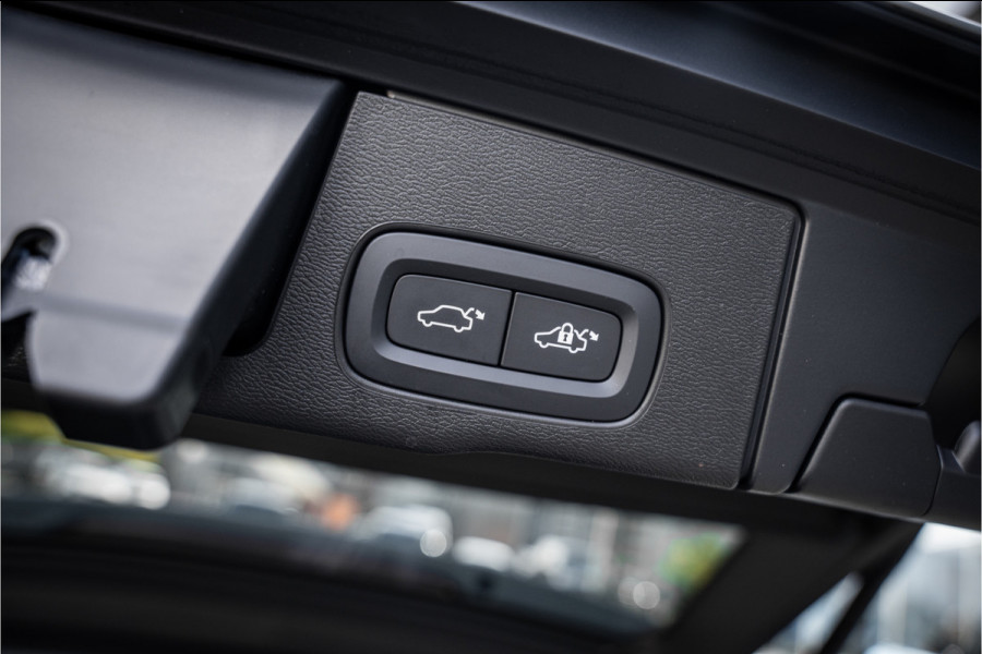 Volvo XC60 2.0 T6 Plug-in hybrid AWD Plus Dark ** Trekhaak ** Panodak ** H/K