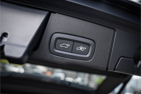 Volvo XC60 2.0 T6 Plug-in hybrid AWD Plus Dark ** Trekhaak ** Panodak ** H/K