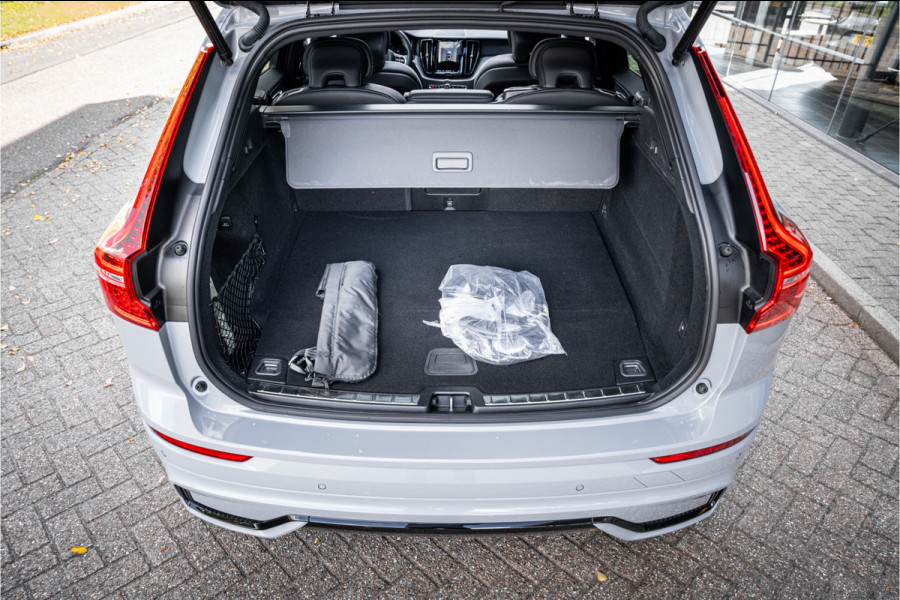 Volvo XC60 2.0 T6 Plug-in hybrid AWD Plus Dark ** Trekhaak ** Panodak ** H/K
