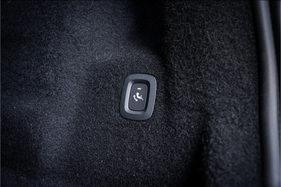 Volvo XC60 2.0 T6 Plug-in hybrid AWD Plus Dark ** Trekhaak ** Panodak ** H/K