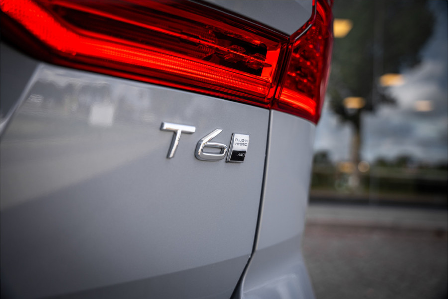 Volvo XC60 2.0 T6 Plug-in hybrid AWD Plus Dark ** Trekhaak ** Panodak ** H/K