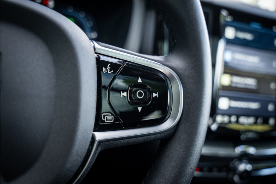 Volvo XC60 2.0 T6 Plug-in hybrid AWD Plus Dark ** Trekhaak ** Panodak ** H/K