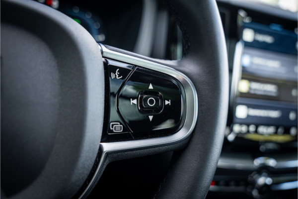 Volvo XC60 2.0 T6 Plug-in hybrid AWD Plus Dark ** Trekhaak ** Panodak ** H/K