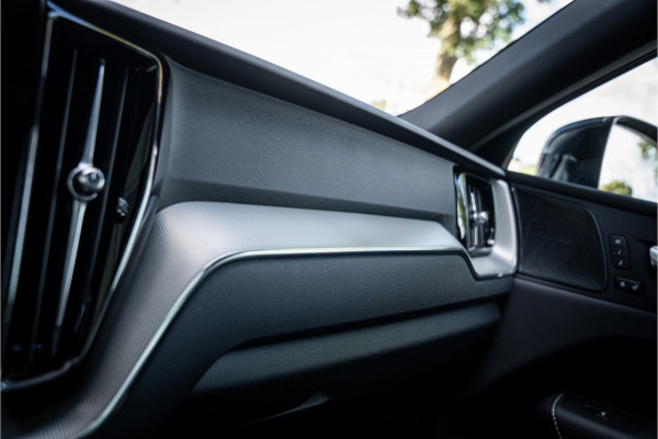 Volvo XC60 2.0 T6 Plug-in hybrid AWD Plus Dark ** Trekhaak ** Panodak ** H/K