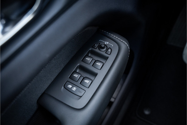 Volvo XC60 2.0 T6 Plug-in hybrid AWD Plus Dark ** Trekhaak ** Panodak ** H/K