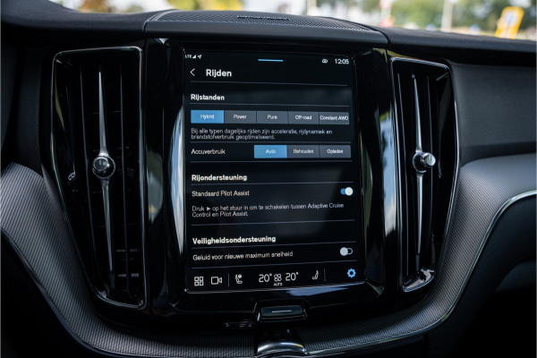 Volvo XC60 2.0 T6 Plug-in hybrid AWD Plus Dark ** Trekhaak ** Panodak ** H/K