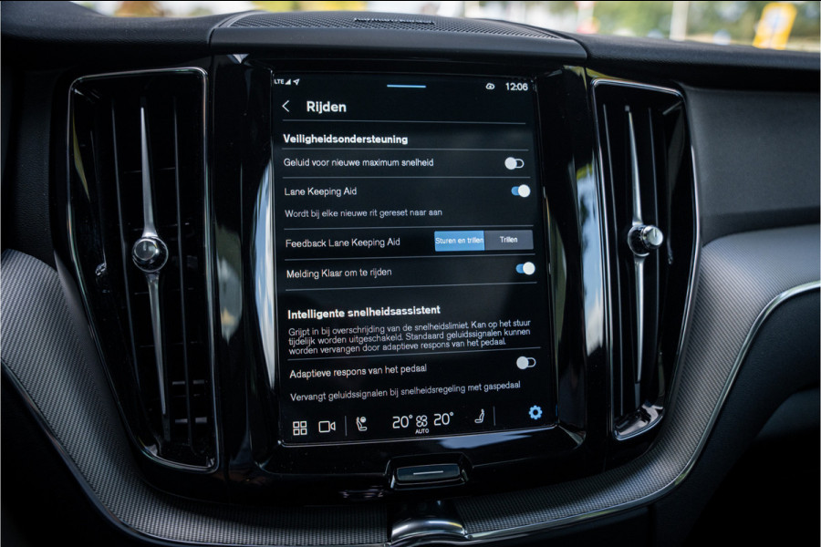 Volvo XC60 2.0 T6 Plug-in hybrid AWD Plus Dark ** Trekhaak ** Panodak ** H/K