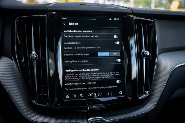 Volvo XC60 2.0 T6 Plug-in hybrid AWD Plus Dark ** Trekhaak ** Panodak ** H/K