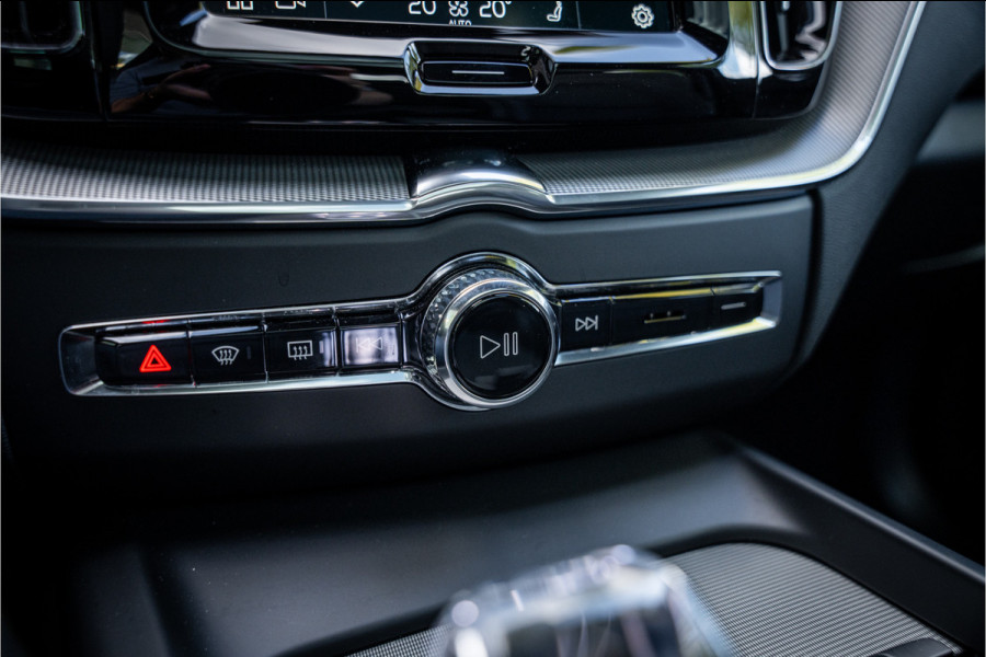 Volvo XC60 2.0 T6 Plug-in hybrid AWD Plus Dark ** Trekhaak ** Panodak ** H/K