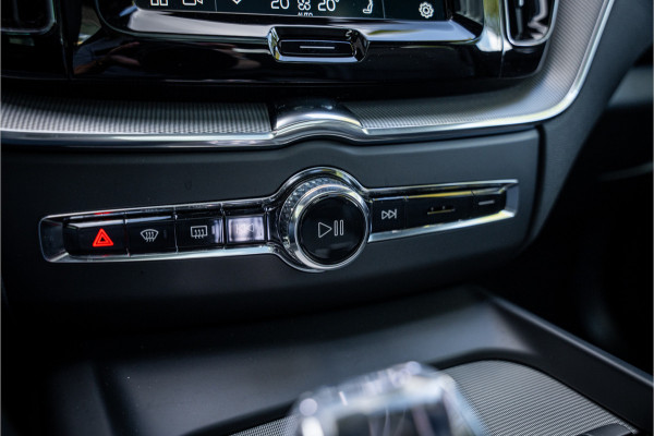 Volvo XC60 2.0 T6 Plug-in hybrid AWD Plus Dark ** Trekhaak ** Panodak ** H/K