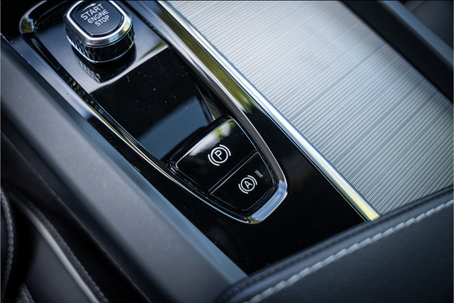 Volvo XC60 2.0 T6 Plug-in hybrid AWD Plus Dark ** Trekhaak ** Panodak ** H/K