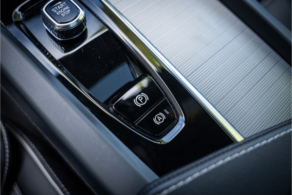 Volvo XC60 2.0 T6 Plug-in hybrid AWD Plus Dark ** Trekhaak ** Panodak ** H/K