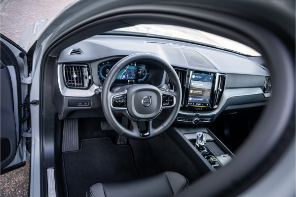 Volvo XC60 2.0 T6 Plug-in hybrid AWD Plus Dark ** Trekhaak ** Panodak ** H/K