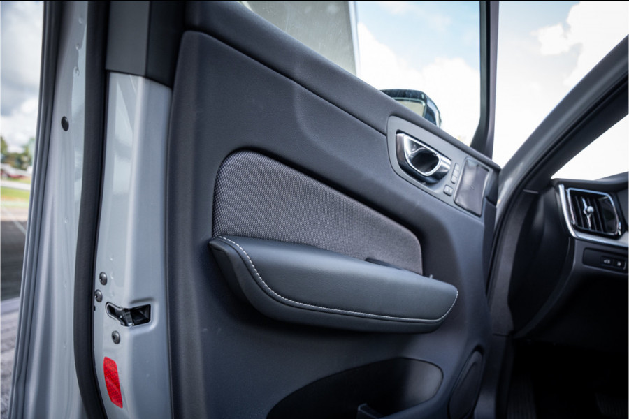 Volvo XC60 2.0 T6 Plug-in hybrid AWD Plus Dark ** Trekhaak ** Panodak ** H/K